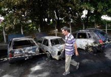 Queman 7 autos en delegación policial en Brasil