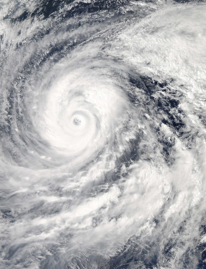 Imagen entregada por la NASA del tifón Vongfong acercándose a Japón por el Océano Pacífico
