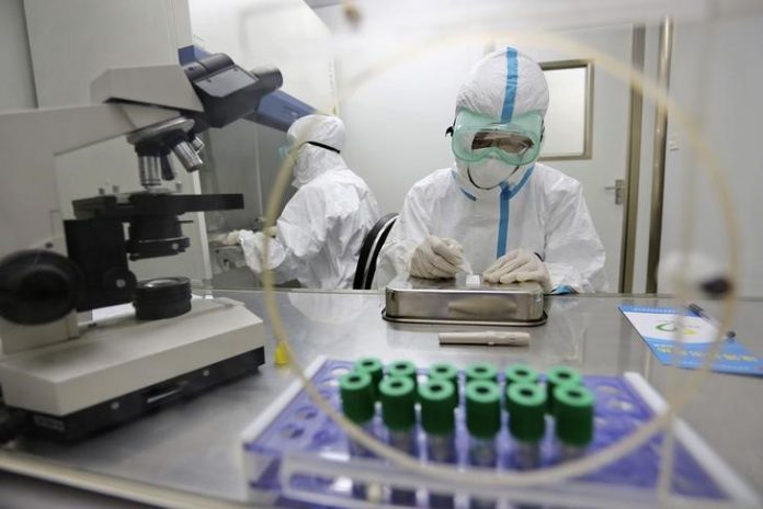 Investigadores de salud en su laboratorio del aeropuerto de Qingdao, Shandong