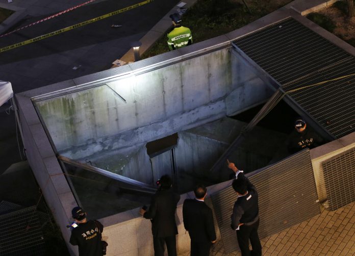 Oficiales de policía examinan la escena de un accidente ocurrido durante un concierto en Seongnam