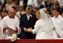 El papa casa a parejas que han cohabitado y tienen hijos