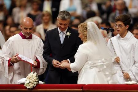 El papa casa a parejas que han cohabitado y tienen hijos
