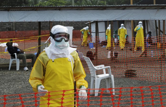 Imagen de archivo de un empleado de Médicos Sin Fronteras preparando un campo de aislación en Monrovia