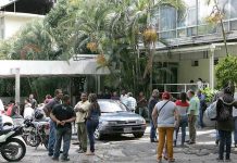 Hombre asesina a su esposa e incendia su casa