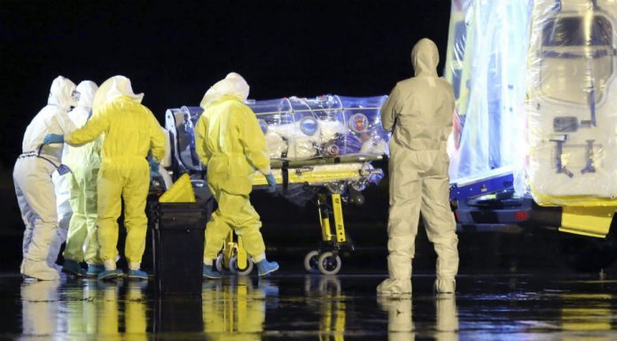 images_SECCIONES_PAGINA_WEB_CRONICATN8_INTERNACIONALES_2014_Septiembre_22_AL_28_Ebola-Sierra-Leona_medico_282014