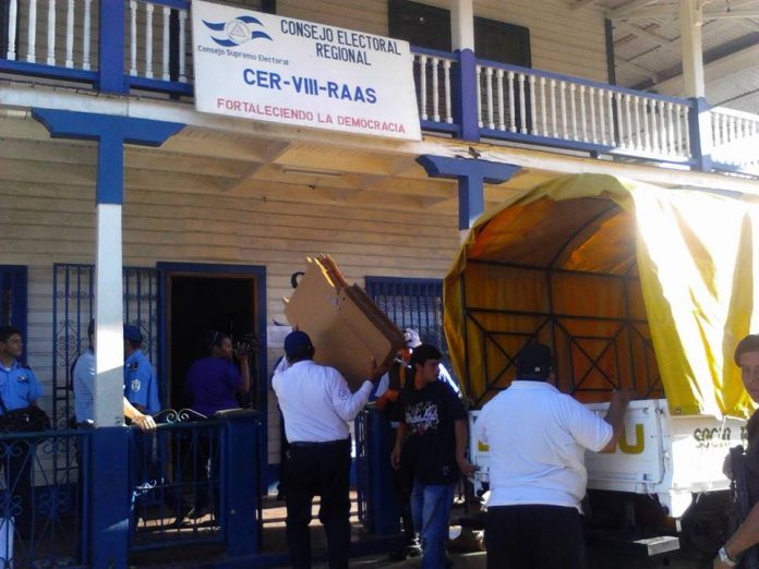 images_SECCIONES_PAGINA_WEB_CRONICATN8_POLITICA_2014_Febrero_DEL_24_AL_28_Sale_material_electoral_desde_Bluefields-27022014