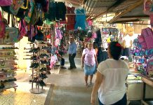 Mercados abarrotados con artículos escolares para el regreso a clases
