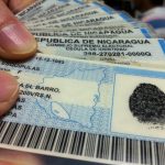 Cédulas vencidas podrán ser utilizadas en elecciones municipales 2022 en Nicaragua Mano con cédulas de identidad de Nicaragua