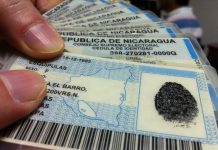 Aprueban iniciativa para votar con cédulas vencidas en Elecciones Nicaragua 2021 Mano con cédulas de identidad de Nicaragua