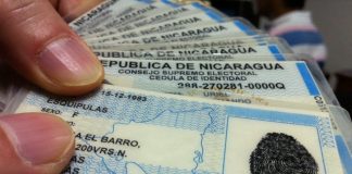 Mano con cédulas de identidad de Nicaragua