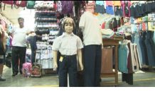 Padres de familias acuden a los merecados a comprar los útiles escolares