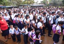 Estudiantes ansiosos en Nueva Guinea por primer día de clases