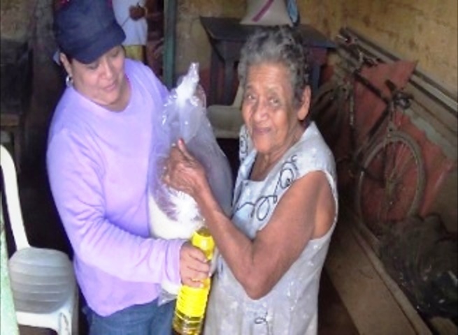 images_SECCIONES_PAGINA_WEB_CRONICATN8_SOCIALES_2014_MARZO_03_AL_09_entrega_de_paquetes-05032014