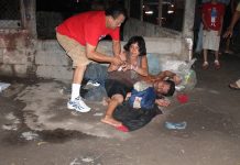 Mujer penquea su marido en plena calle y le quiere hacer La Tyson