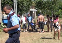 Boinas rojas duros en las calles