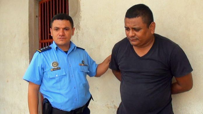 images_SECCIONES_PAGINA_WEB_CRONICATN8_SUCESOS_2014_ENERO_DEL_13_ENE_AL_19_EXPOLICIA_ESTAFADOR130114