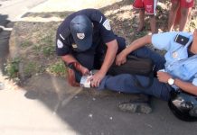 Se llena de nervios y colisiona contra policía