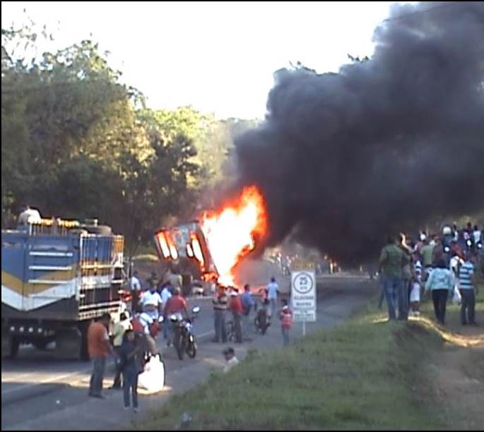 images_SECCIONES_PAGINA_WEB_CRONICATN8_SUCESOS_2014_ENERO_DEL_13_ENE_AL_19_SINIESTRO_CAMION17