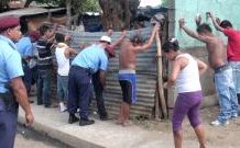 Boinas rojas duros contra tamales