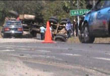 Camión cargado de arena quedó destruido al volcarse