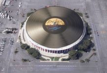 El Hotel California se convierte en un gigantesco vinilo