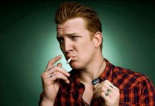 Josh Homme echa a un fan del escenario en pleno concierto