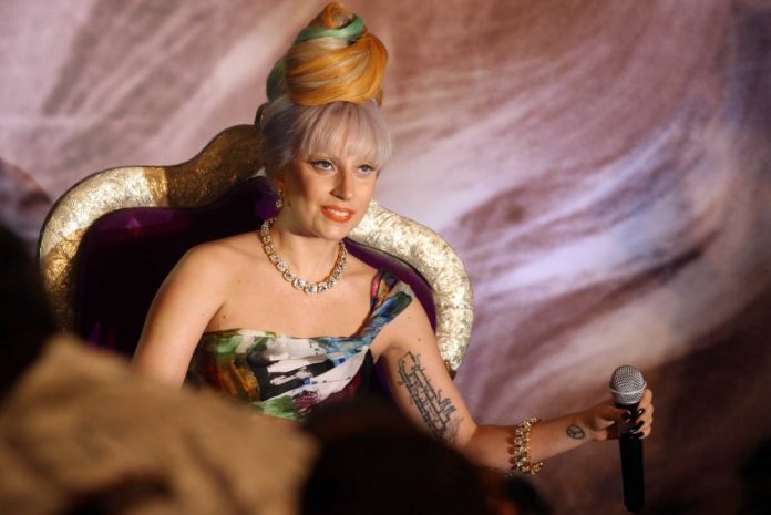 LADY GAGA in einer Pressekonferenz in Neu Delhi