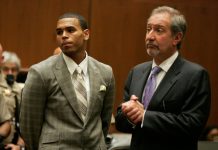 Chris Brown regresa a corte tras dejar rehabilitación