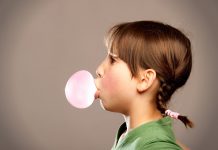 El chicle causa migraña en niños y adolescentes