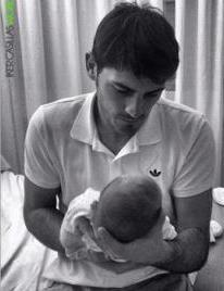 images_SECCIONES_PAGINA_WEB_Tendencias_2014_ENERO_DEL_06_AL_12_Iker_Casillas_presenta_en_sociedad_a_su_hijo-07012014