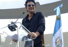 Ricardo Arjona inaugura escuela en Guatemala