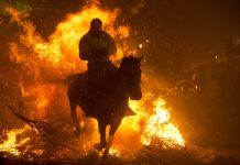 Los caballos bailan con el fuego para purificarse en San Bartolomé