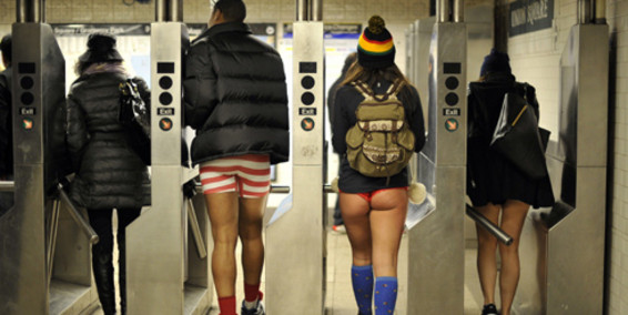 images_SECCIONES_PAGINA_WEB_Tendencias_2014_ENERO_DEL_13_AL_19_viajan_en_metro_en_ropa_interior-13012014