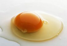 Riesgos de comer huevos crudos