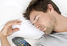 Peligros de dormir con el celular bajo la almohada