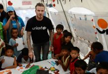 David Beckham visitó y jugó con los niños filipinos afectados por el tifón Haiyan