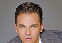 Cristian Castro aparece desnudo en un comercial de Google
