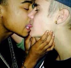images_SECCIONES_PAGINA_WEB_Tendencias_2014_FEBRERO_DEL_24_AL_28_Justin_Bieber_besando-_a_su_amigo_-24022014