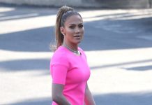 Jennifer Lopez vuelve a asombrar con su figura