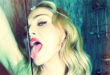 Madonna posa con una tiara mientras lame la puerta del baño al mejor estilo de Miley Cyrus