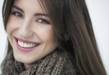 Los riesgos de blanquear los dientes de forma casera