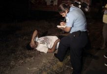 Se accidenta y chacales lo pelan.