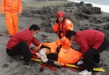 Un taiwanés que no sabe nadar sobrevive dos días en el mar agarrándose a un ataúd