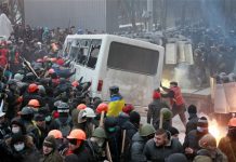 Barricadas y un bus quemado en protesta por inundaciones en Sao Paulo