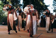 Cerca de 300 parejas palestinas se casan en una gran ceremonia colectiva