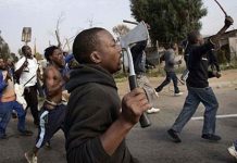 Mueren 2 en protesta contra policía de Sudáfrica