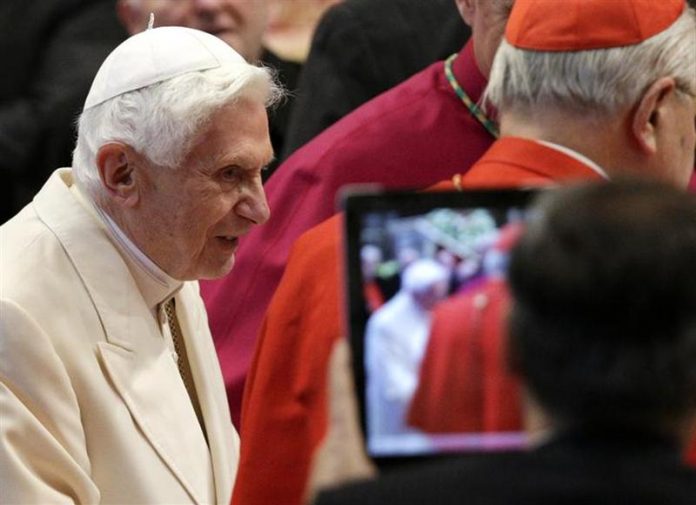 El Papa emérito Benedicto XVI arriba a una reunión del Vaticano en la Basílica de San Pedro. Febrero 22, 2014. REUTERS/Max Rossi.