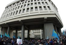 Ucrania: Hombres armados toman edificios gubernamentales en Crimea