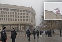 Ucrania: Colocan banderas rusas en el tejado del Parlamento de Crimea