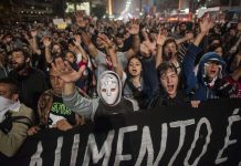 Policía y manifestantes chocan en la mayor estación ferroviaria de Rio